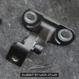 1801460-ST-B Верхня права петля передніх дверей DOOR HINGE - FRONT - UPPER - RIGHT HAND-1